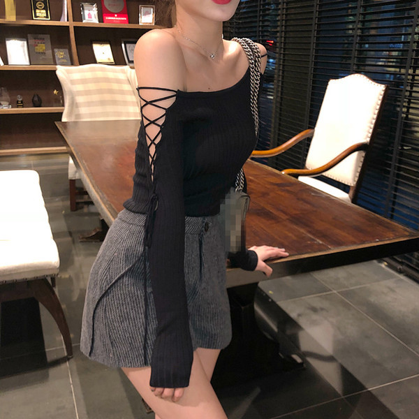 Μοντέρνα γυναικεία μπλούζα με ανοιχτούς ώμους και σταυρούς δεσμούς σε δύο χρώματα