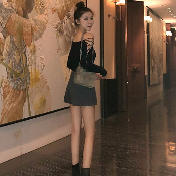 Μοντέρνα γυναικεία μπλούζα με ανοιχτούς ώμους και σταυρούς δεσμούς σε δύο χρώματα