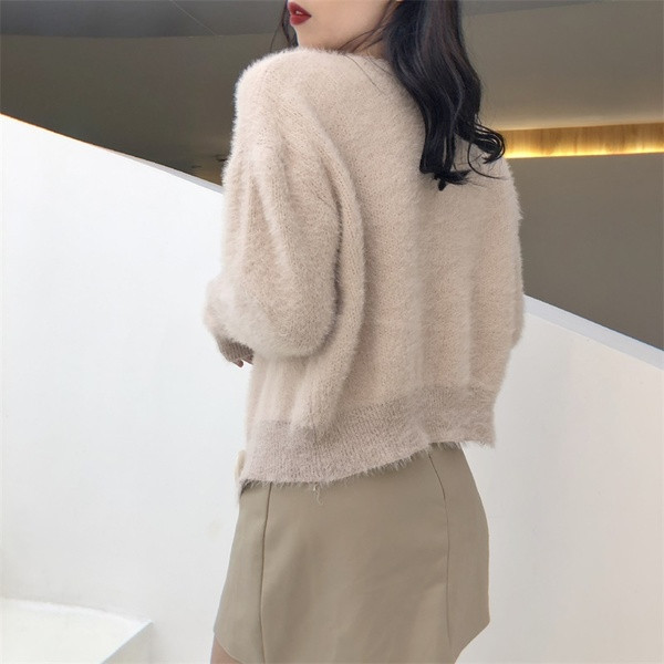 Μαλακή γυναικεία ζακέτα σε τρία χρώματα με κολάρο σε σχήμα V.