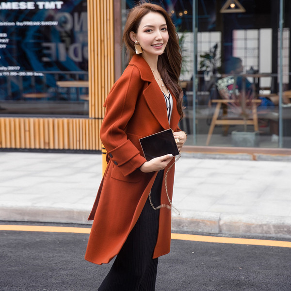 Μακρύ γυναικείο παλτό κατάλληλο για το χειμώνα