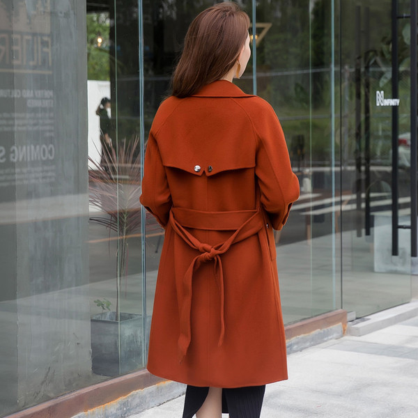 Μακρύ γυναικείο παλτό κατάλληλο για το χειμώνα