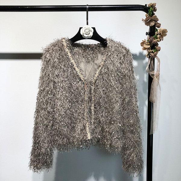 Κομψή γυναικεία ζακέτα με ντεκολτέ σε σχήμα V