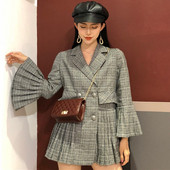 Κομψό γυναικείο παλτό με μανίκι λωτού και κολάρο σε σχήμα V.