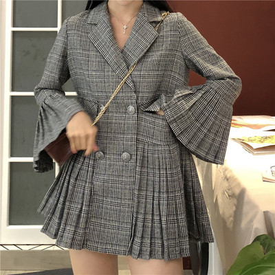 Κομψό γυναικείο παλτό με μανίκι λωτού και κολάρο σε σχήμα V.