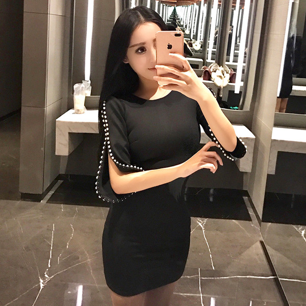 Gyönggyel díszített női ruha fehér és fekete színben