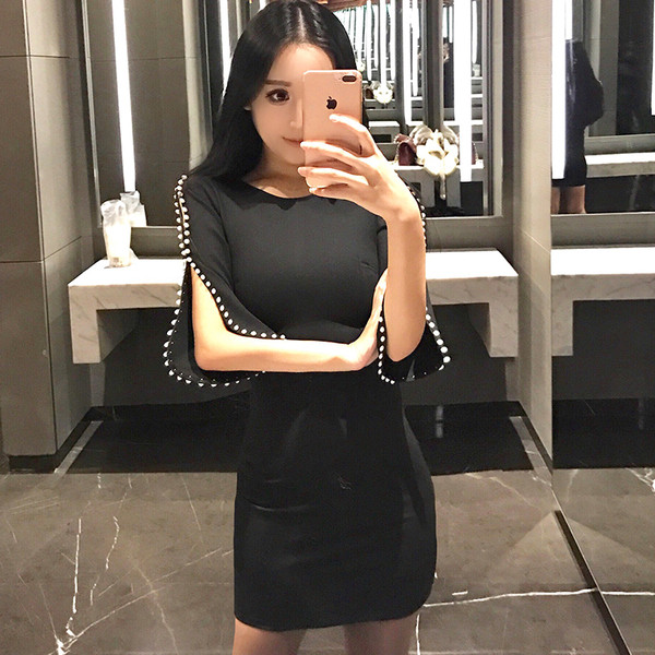 Gyönggyel díszített női ruha fehér és fekete színben