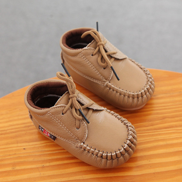 Бебешки кожени обувки с външен шев