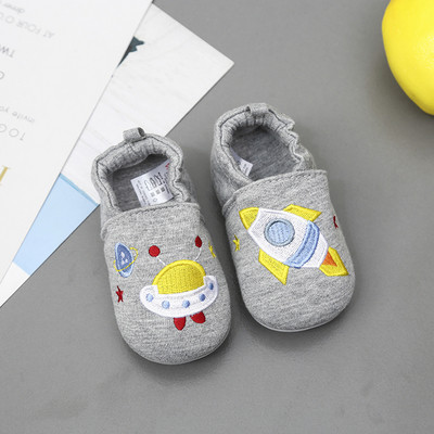 Παιδικά παπούτσια με διαφορετικές εκτυπώσεις