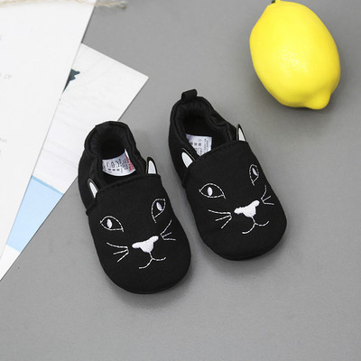 Παιδικά παπούτσια με διαφορετικές εκτυπώσεις