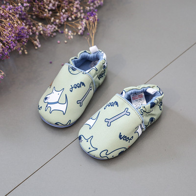 Παιδικά παπούτσια με διαφορετικές εκτυπώσεις