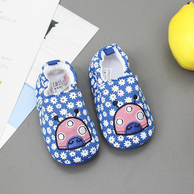 Παιδικά παπούτσια με διαφορετικές εκτυπώσεις