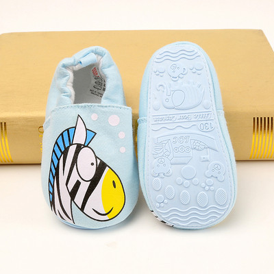 Παιδικά παπούτσια με διαφορετικές εκτυπώσεις