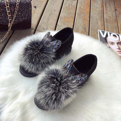 Μοντέρνα γυναικεία μοκασίνια με τρισδιάστατο στοιχείο και χνούδι σε τρία χρώματα