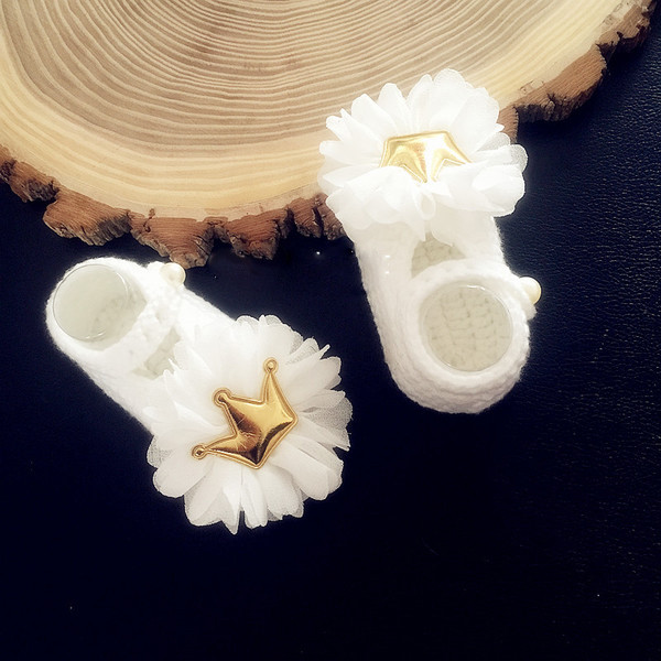 Stílusos baba kötött cipő csipkével, fehér színben