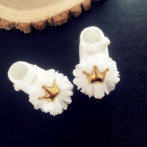 Stílusos baba kötött cipő csipkével, fehér színben