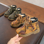 Μοντέρνες παιδικές μπότες για αγόρια με καμουφλάζ στοιχεία και απαλή επένδυση σε πράσινο και καφέ χρώμα