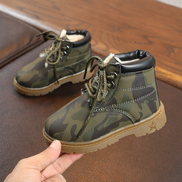 Μοντέρνες παιδικές μπότες για αγόρια με καμουφλάζ στοιχεία και απαλή επένδυση σε πράσινο και καφέ χρώμα