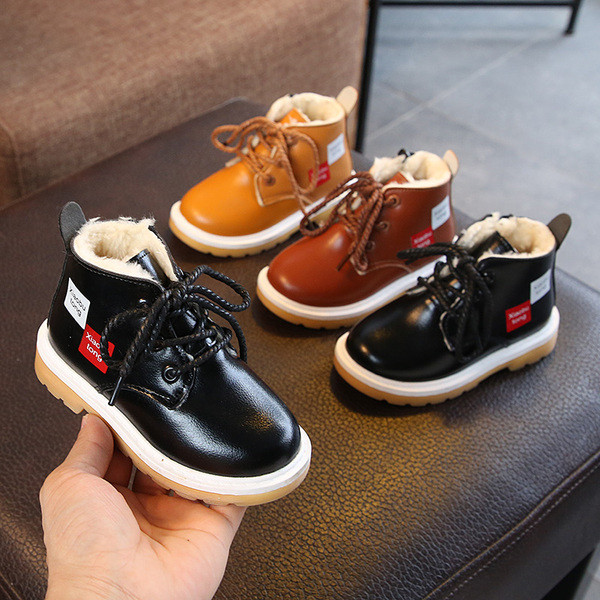 Καθημερινές  παιδικές μπότες α οικολογικά δερμάτιναγια  αγόρια με επιγραφές σε διάφορα χρώματα