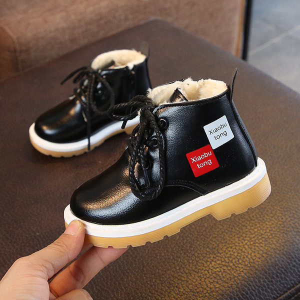 Καθημερινές  παιδικές μπότες α οικολογικά δερμάτιναγια  αγόρια με επιγραφές σε διάφορα χρώματα