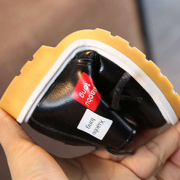 Καθημερινές  παιδικές μπότες α οικολογικά δερμάτιναγια  αγόρια με επιγραφές σε διάφορα χρώματα