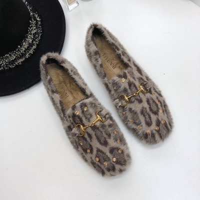 Μοντέρνα γυναικεία μοκασίνια με μεταλλική διακόσμηση