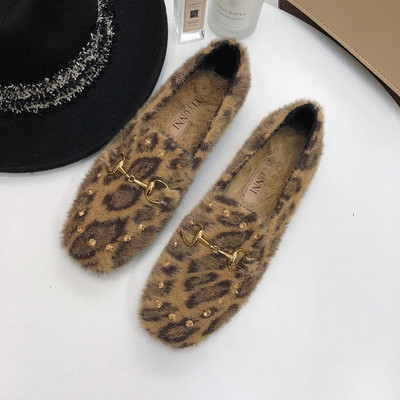 Μοντέρνα γυναικεία μοκασίνια με μεταλλική διακόσμηση