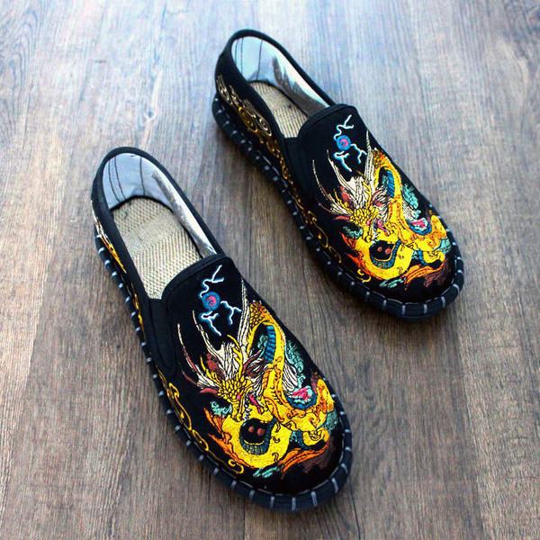 Aktuális férfi mokaszin fekete színben, színes hímzéssel