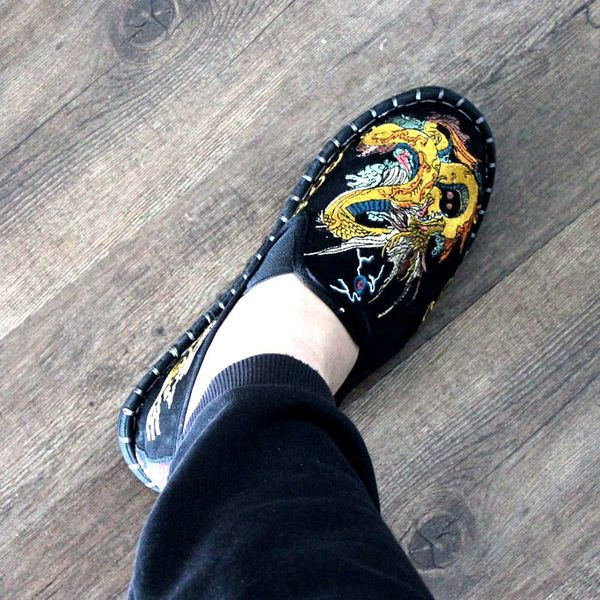 Aktuális férfi mokaszin fekete színben, színes hímzéssel