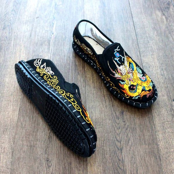 Aktuális férfi mokaszin fekete színben, színes hímzéssel