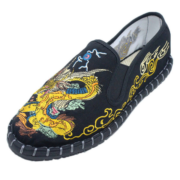 Aktuális férfi mokaszin fekete színben, színes hímzéssel