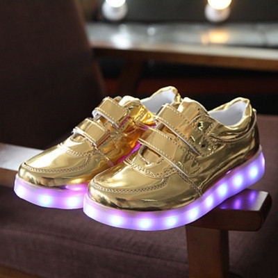 Μοντέρνα  παπούτσια για παιδιά με γυαλιστερό φινίρισμα σε τρία χρώματα