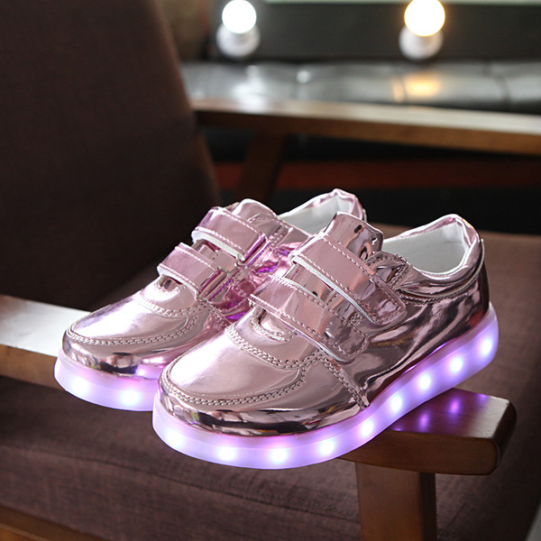 Μοντέρνα  παπούτσια για παιδιά με γυαλιστερό φινίρισμα σε τρία χρώματα