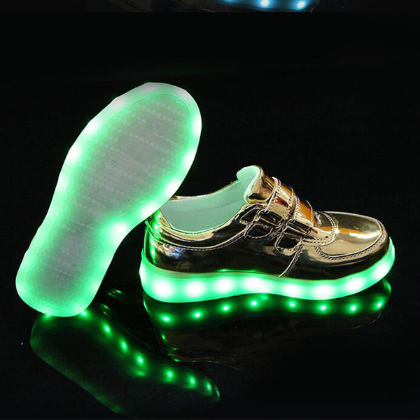 Μοντέρνα  παπούτσια για παιδιά με γυαλιστερό φινίρισμα σε τρία χρώματα