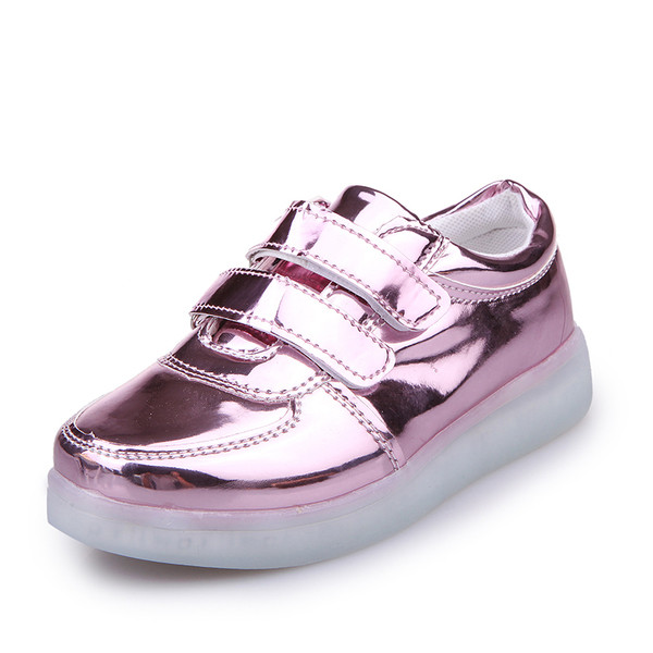 Μοντέρνα  παπούτσια για παιδιά με γυαλιστερό φινίρισμα σε τρία χρώματα