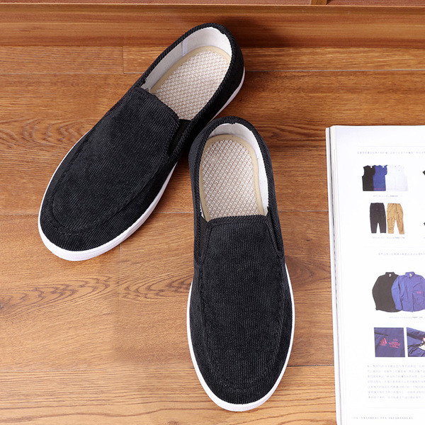 Modern férfi mokaszinok három színben