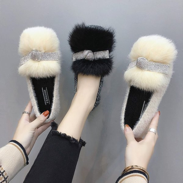 Stílusos női mokaszin pehelyszínnel fehér és fekete színben