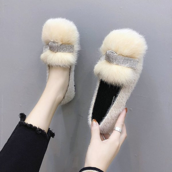 Stílusos női mokaszin pehelyszínnel fehér és fekete színben