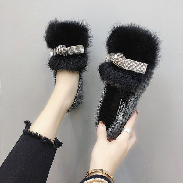 Stílusos női mokaszin pehelyszínnel fehér és fekete színben