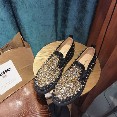 Γυναικεία μοκασίνια με μεταλλικά στοιχεία σε μαύρο και κόκκινο χρώμα