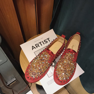 Γυναικεία μοκασίνια με μεταλλικά στοιχεία σε μαύρο και κόκκινο χρώμα