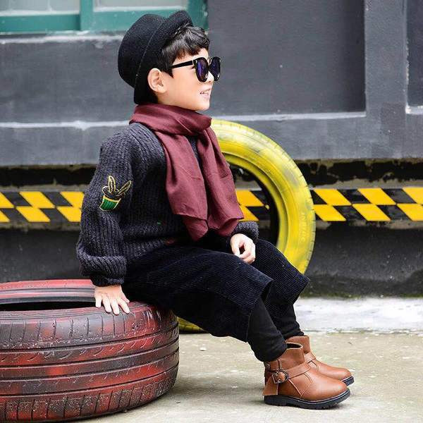 Κομψές παιδικές μπότες για αγόρια σε οικολογικό δέρμα σε μαύρο και καφέ χρώμα