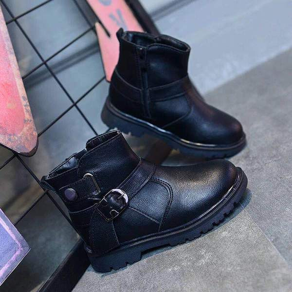 Κομψές παιδικές μπότες για αγόρια σε οικολογικό δέρμα σε μαύρο και καφέ χρώμα