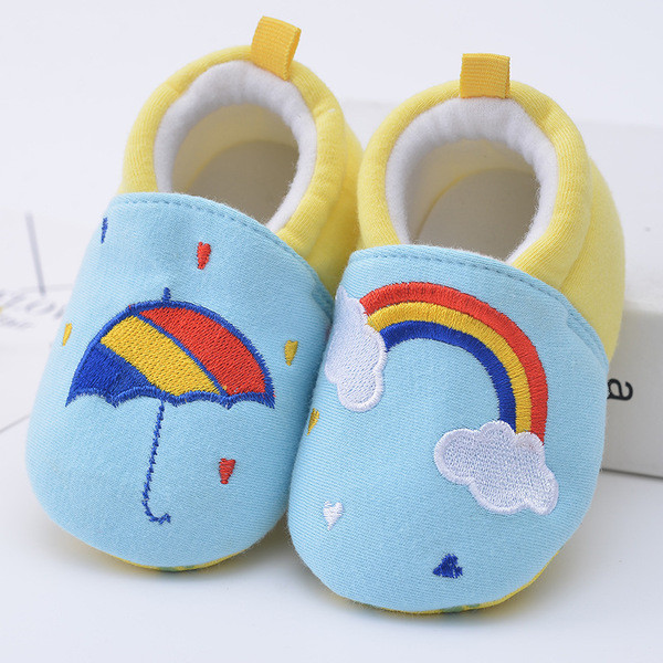 Бебешки буйки в светли цветове с бродерия