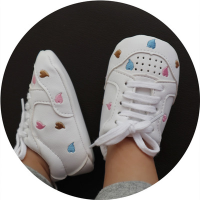 Бебешки буйки в бял цвят с бродерия