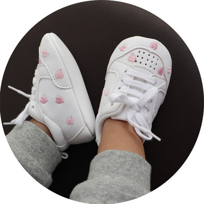 Бебешки буйки в бял цвят с бродерия