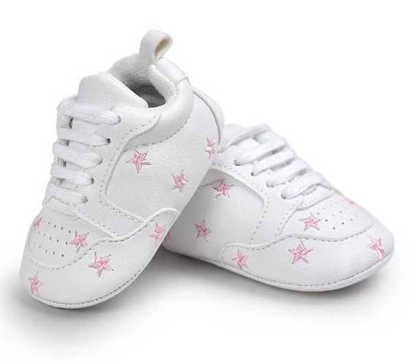 Бебешки буйки в бял цвят с бродерия