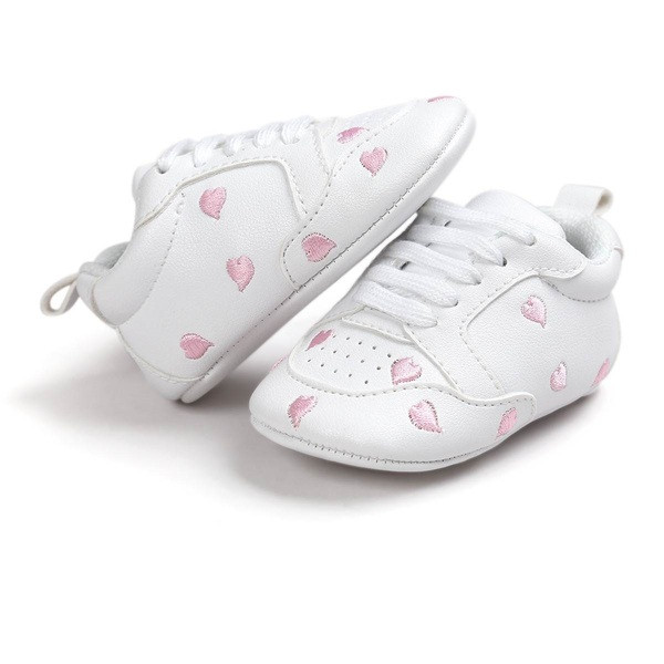 Бебешки буйки в бял цвят с бродерия