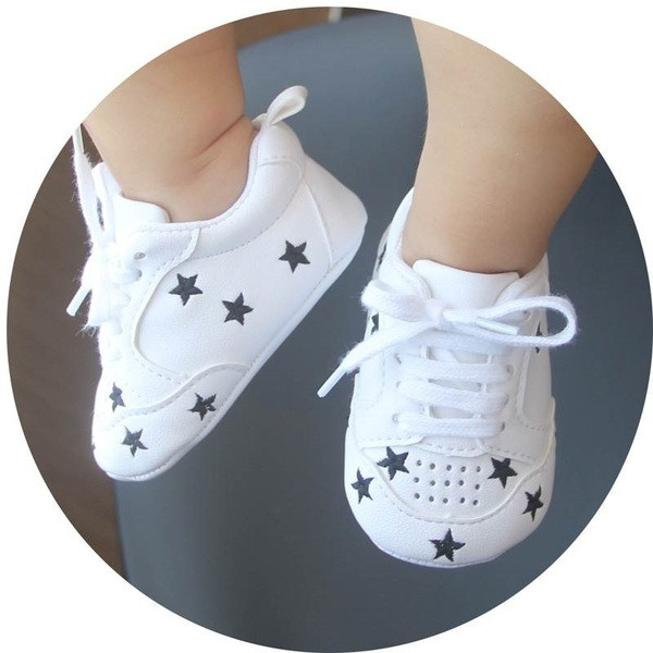 Бебешки буйки в бял цвят с бродерия