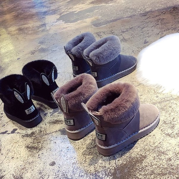 Κομψές γυναικείες  μπότες με τρισδιάστατο στοιχείο σε τρία χρώματα