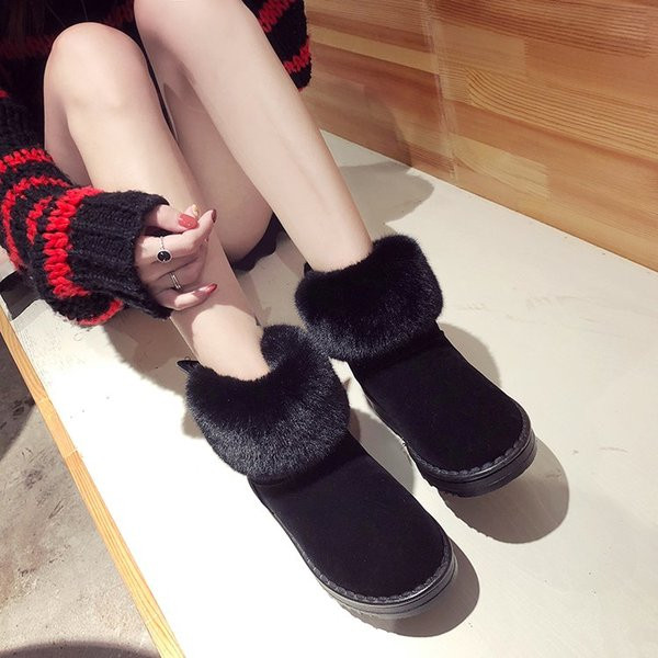 Κομψές γυναικείες  μπότες με τρισδιάστατο στοιχείο σε τρία χρώματα